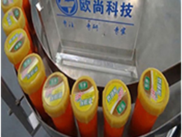 （視頻）產品擰蓋貼標機